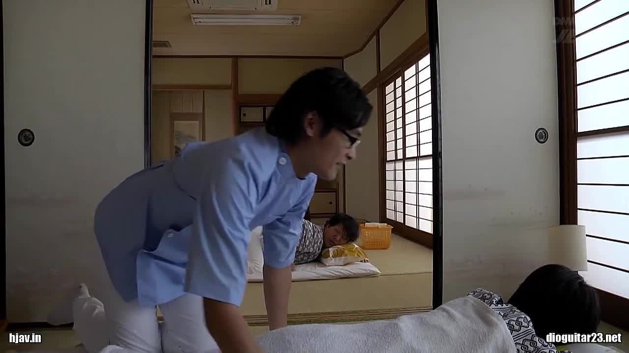 đấm bóp tại nhà, cô vợ bị khách lén xxx mà người chồng không hay biết