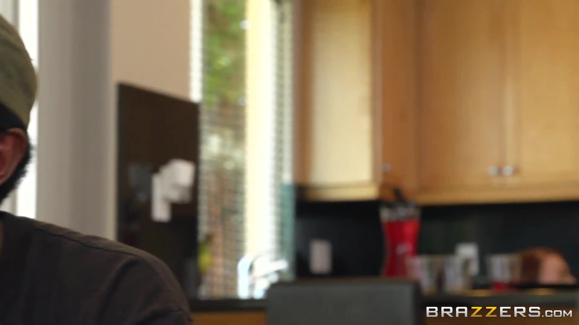 Mãi chơi game, chàng trai bị bạn thân "cắm sừng" ngay tại nhà