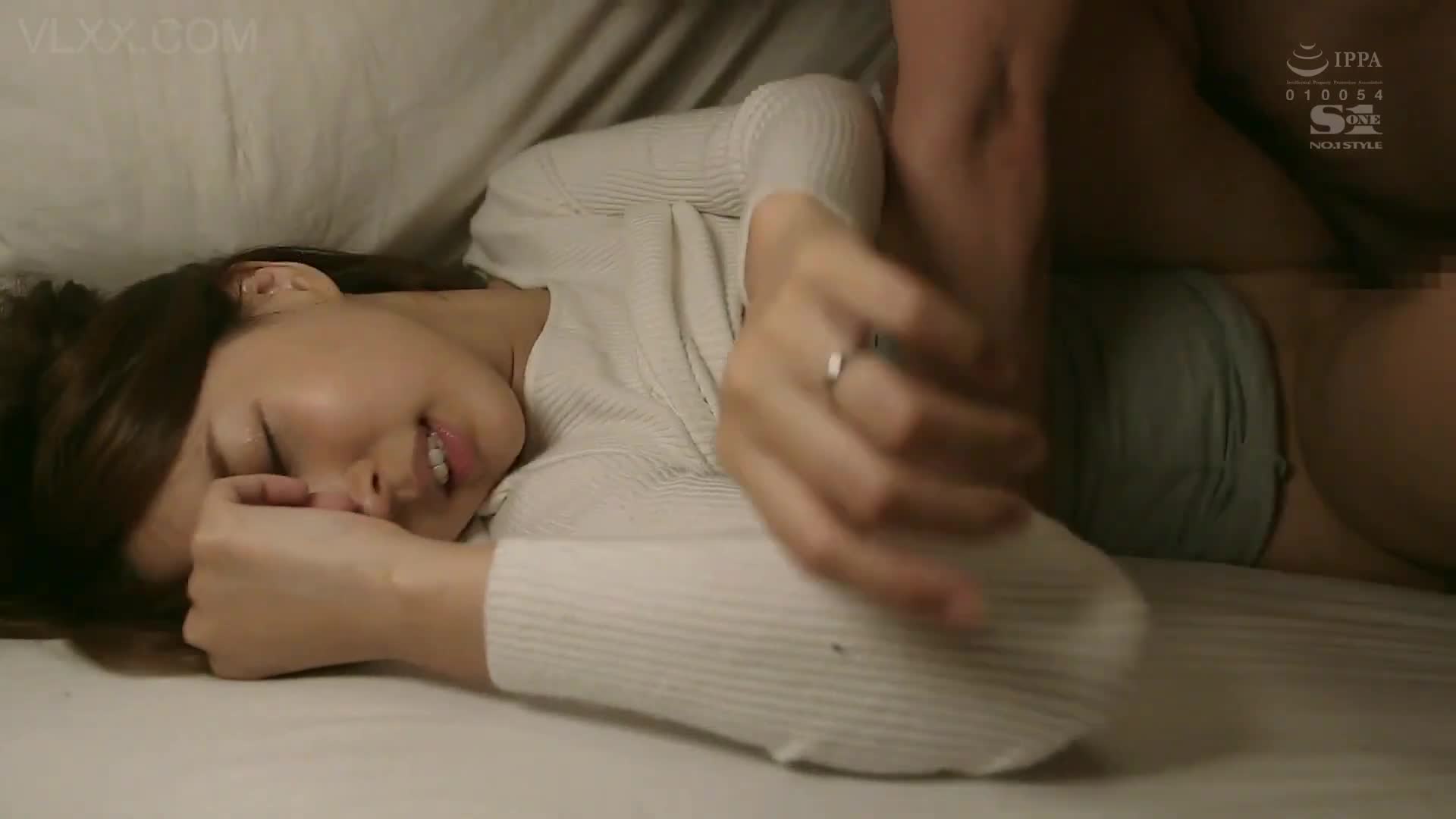 Mời nhân viên về nhà uống rượu, trưởng phòng mất luôn vợ xinh đẹp