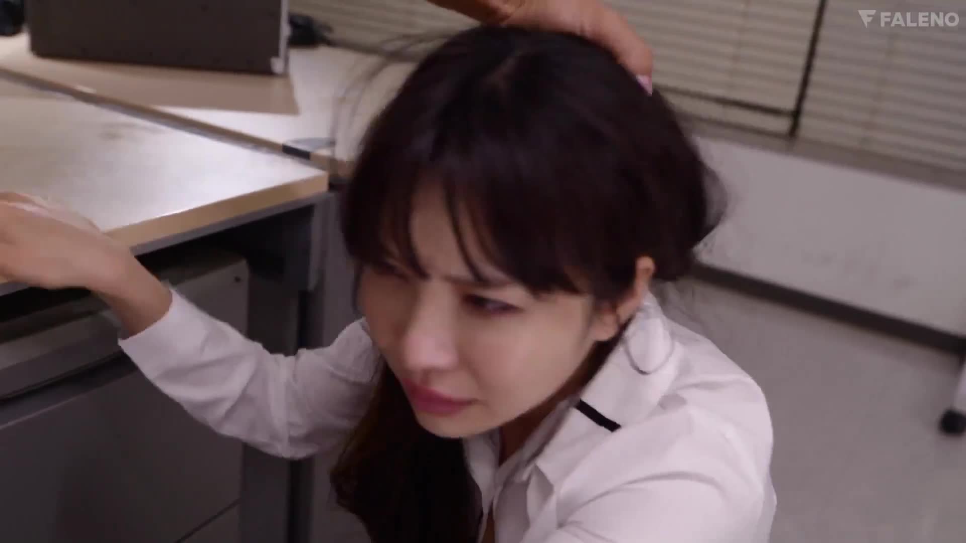 Cô nhân viên không mặc đồ lót và cái kết - Sex Hay - HeoVL