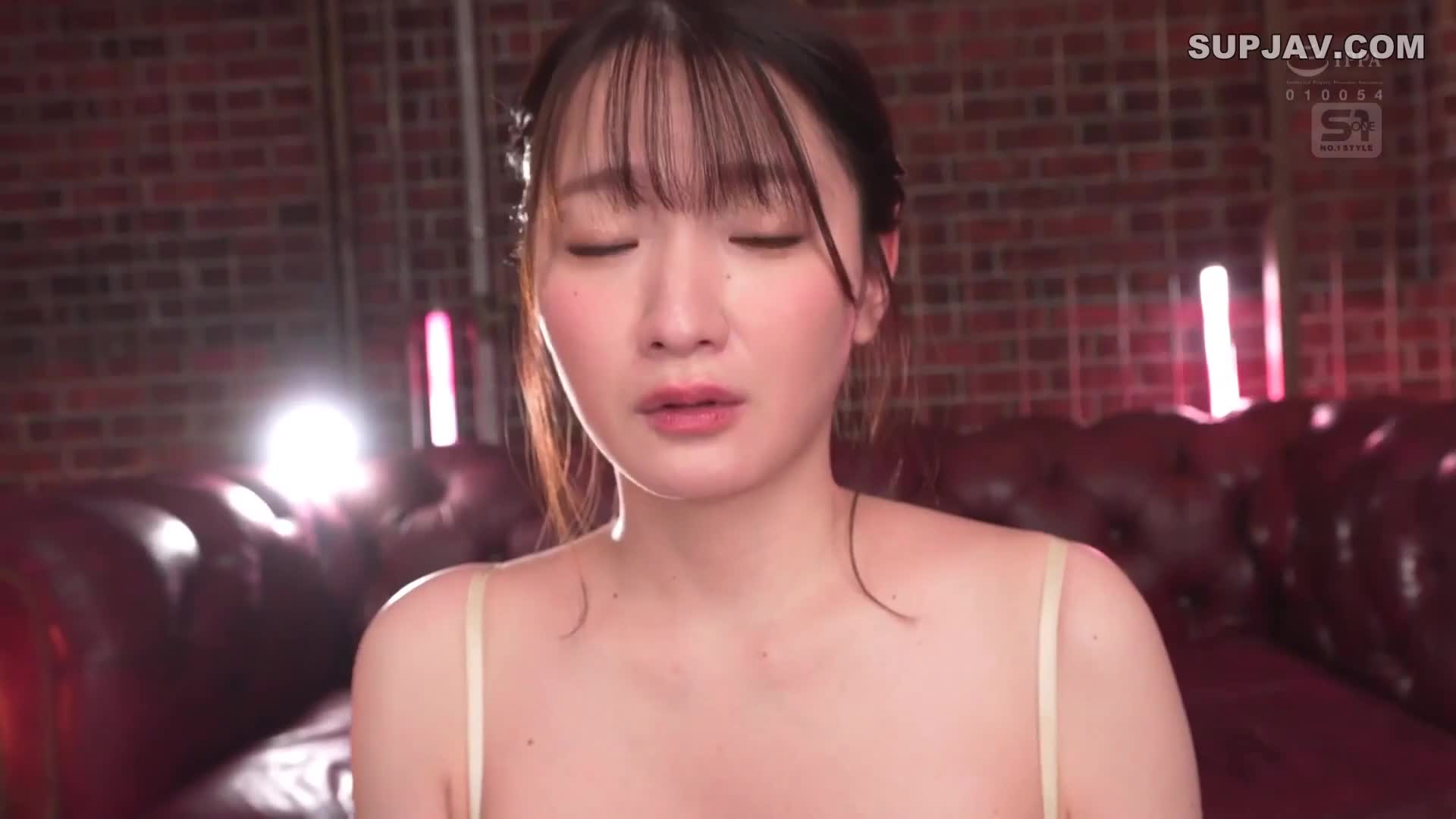 Bắn tinh lên vú gấu xinh công sở
