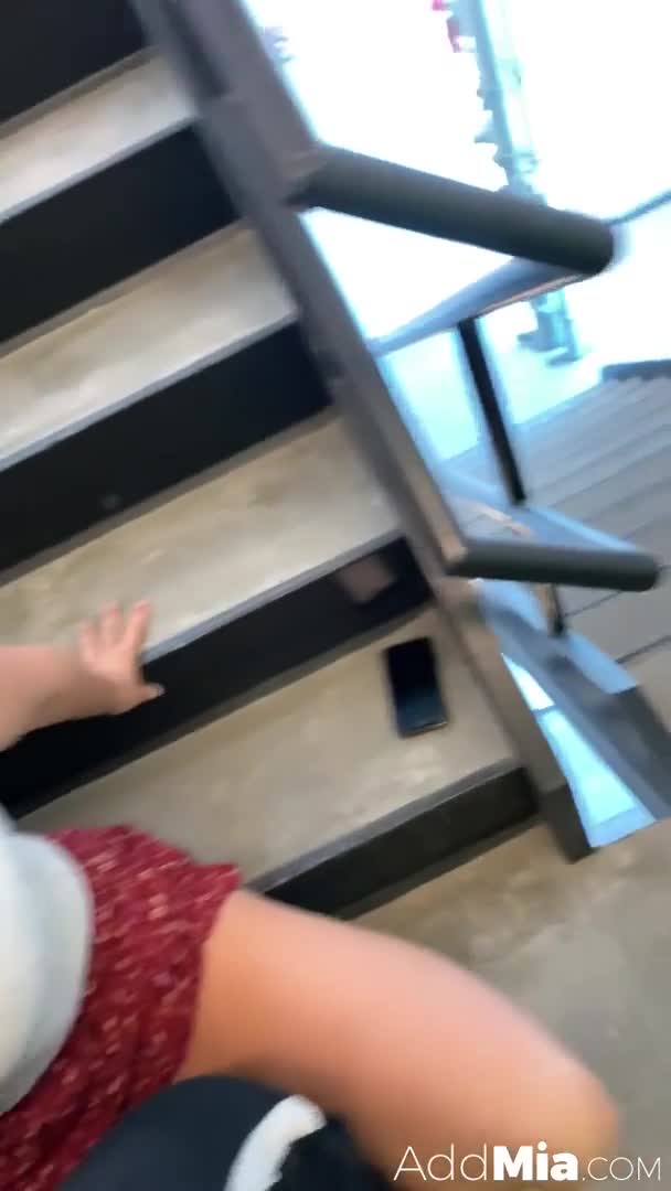 Gái xinh mút cây hàng chảy sữa chua trên cầu thang